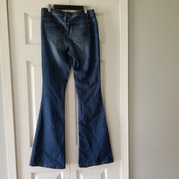 👖 BLUE SPICE FLARED BOTTOM JEANS - Picture 2 of 5